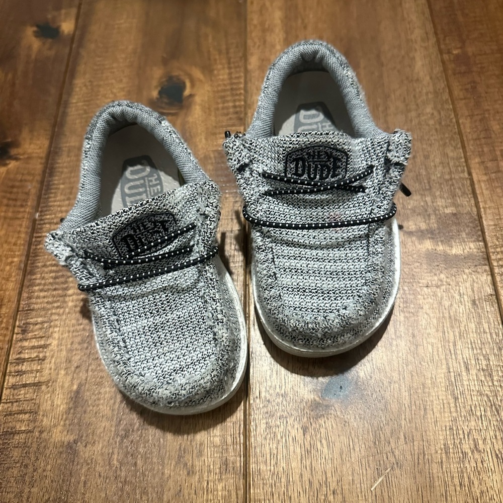 Toddler size 7 black and white hey dudes!